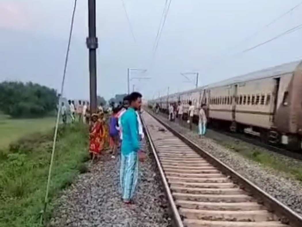 गुरुवार को राजधानी ट्रेन की चपेट में आने से दोनों की मौत हो गई।