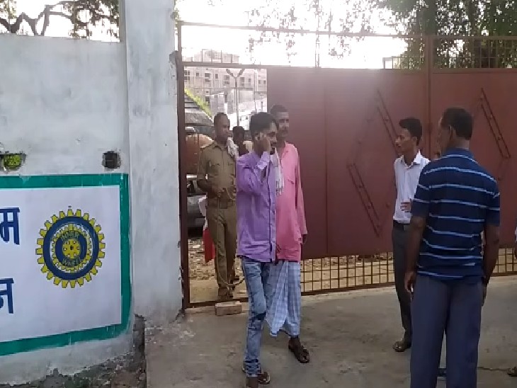 आराम से मोबाइल पर बात करते निकला आरोपी।