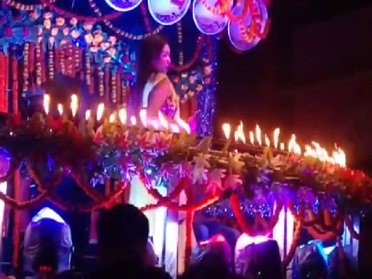 सांस्कृतिक कार्यक्रम के नाम पर अश्लील डांस किया गया।