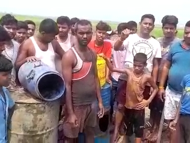 शराब भट्ठी ध्वस्त कर खुद बनाया वीडियो, वायरल कर प्रशासन को बता रहे फेल |  Self-made video after demolishing liquor furnace, viral and telling the  administration failed - Dainik Bhaskar