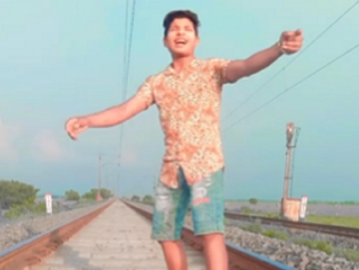 ग्रामीणों ने बताया कि बरगद को रील्स बनाकर सोशल मीडिया पर डालने में काफी शौक था।