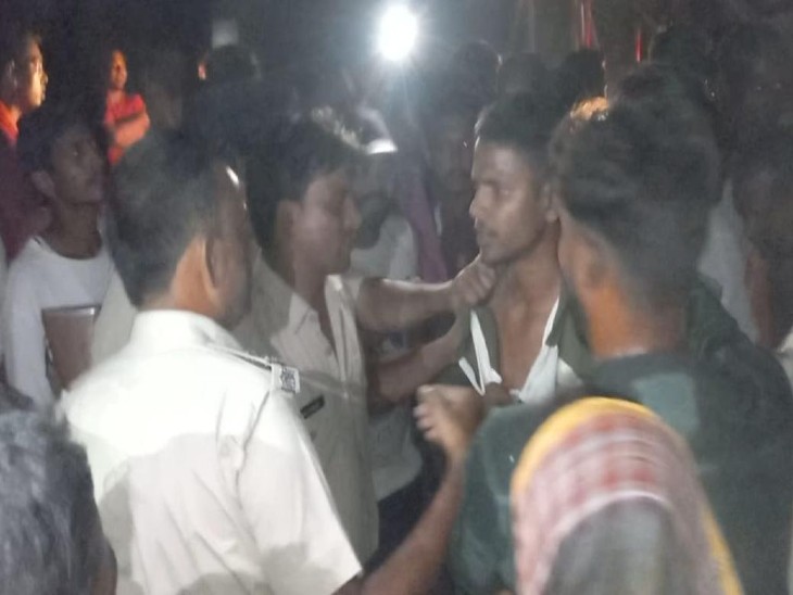 ग्रामीणों ने बंधक बनाकर जमकर पीटा, हिरासत में लेकर पूछताछ कर रही पुलिस |  Villagers thrashed fiercely by taking hostage, Kanti police is  interrogating the accused by taking him into custody -