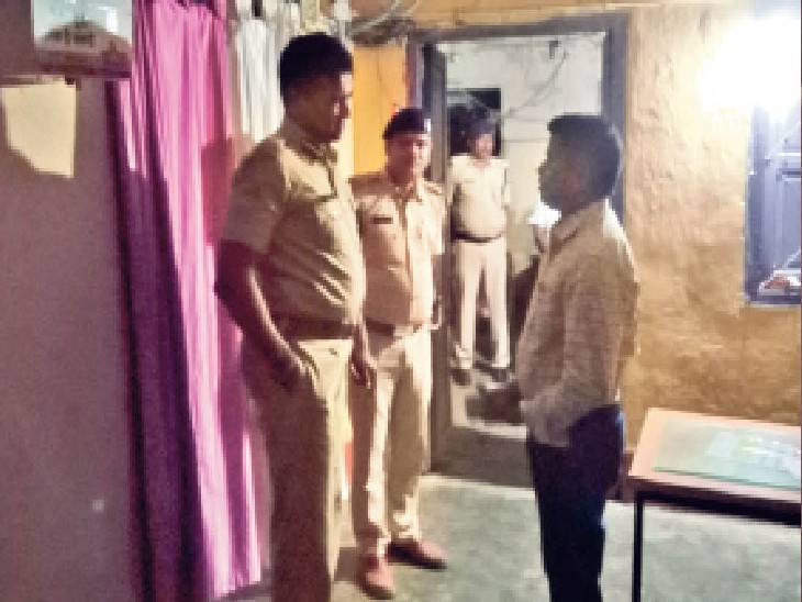 ठेकेदार से पूछताछ करने पहुंचे एसएसपी। - Dainik Bhaskar