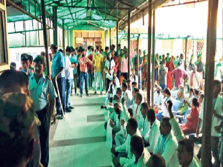 एसकेएमसीएच में परेशान होते मरीज। - Dainik Bhaskar