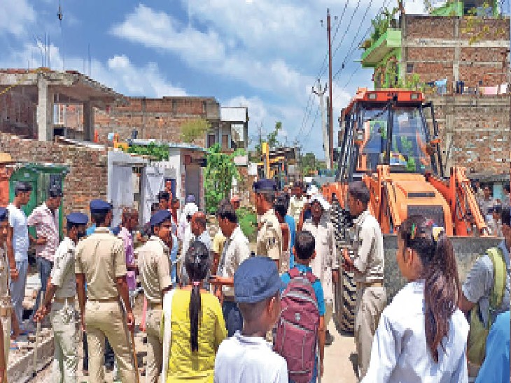 बीबीगंज में अतिक्रमण हटाने के दौरान विरोध जताते लोग। - Dainik Bhaskar