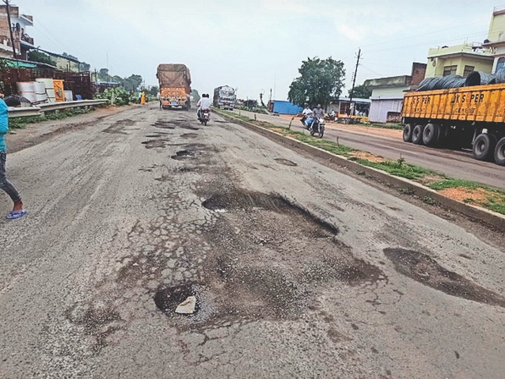 There were deep potholes on the National Highway, it was difficult to  drive, wear and tear increased | गड्ढों से किसी हादसे का इंतजार: नेशनल  हाइवे पर जगह-जगह हुए गहरे गड्ढे, वाहन