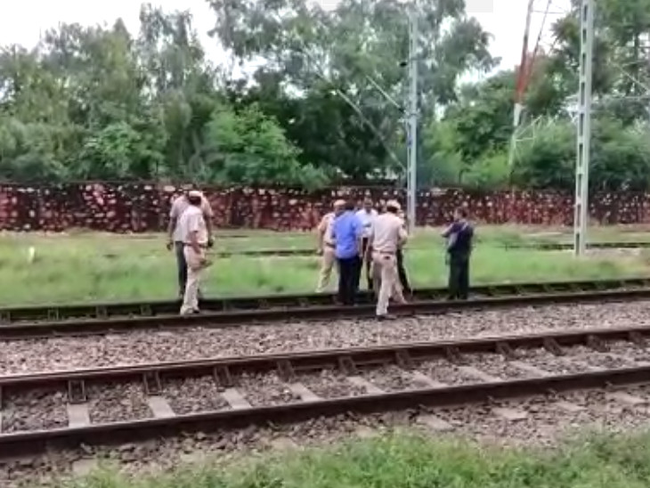 मौके पर जांच करने पहुंची पुलिस। सीसीटीवी फुटेज भी खंगाल रही।