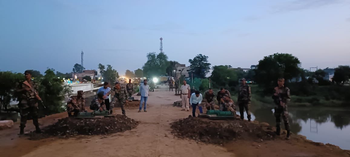 जवानों सुबह से ही पुल का काम शुरू कर दिया था।
