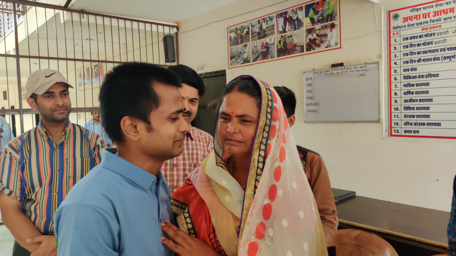 छोटू घर से निकलने के बाद जगह जगह घूमता रहा