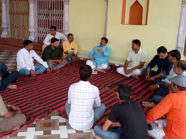 आयोजन समिति के लोग बैठक में चर्चा करते हुए