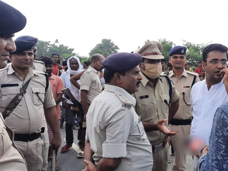 लोगों से समझाती पुलिस।