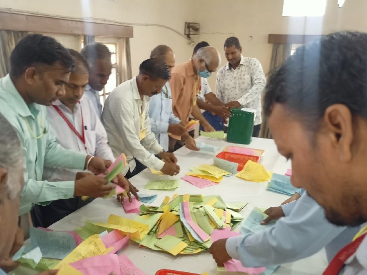 निर्मल, निहारिका को रितु बराला दे रही टक्कर, अजमेर में ABVP की जीत, उदयपुर में आगे | Rajasthan University Election Result LIVE | RU Union Election Vote Counting Updates; Jaipur, Alwar, NSUI, ABVP 11 में मत पेटियां खोली गईं। को लेकर कुछ विवाद भी हुआ।