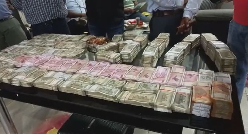संजय कुमार के घर से कैश के साथ ज्वेलरी मिली है।
