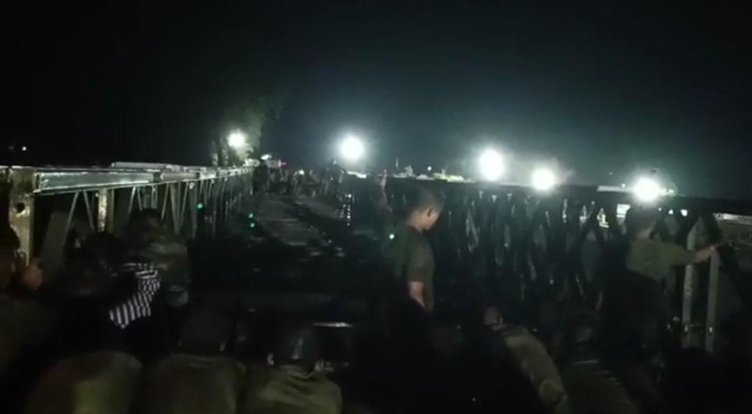 सेना के जवानों ने शुक्रवार रात करीब 12 बजे पुल पर स्पान डाल दिया था।