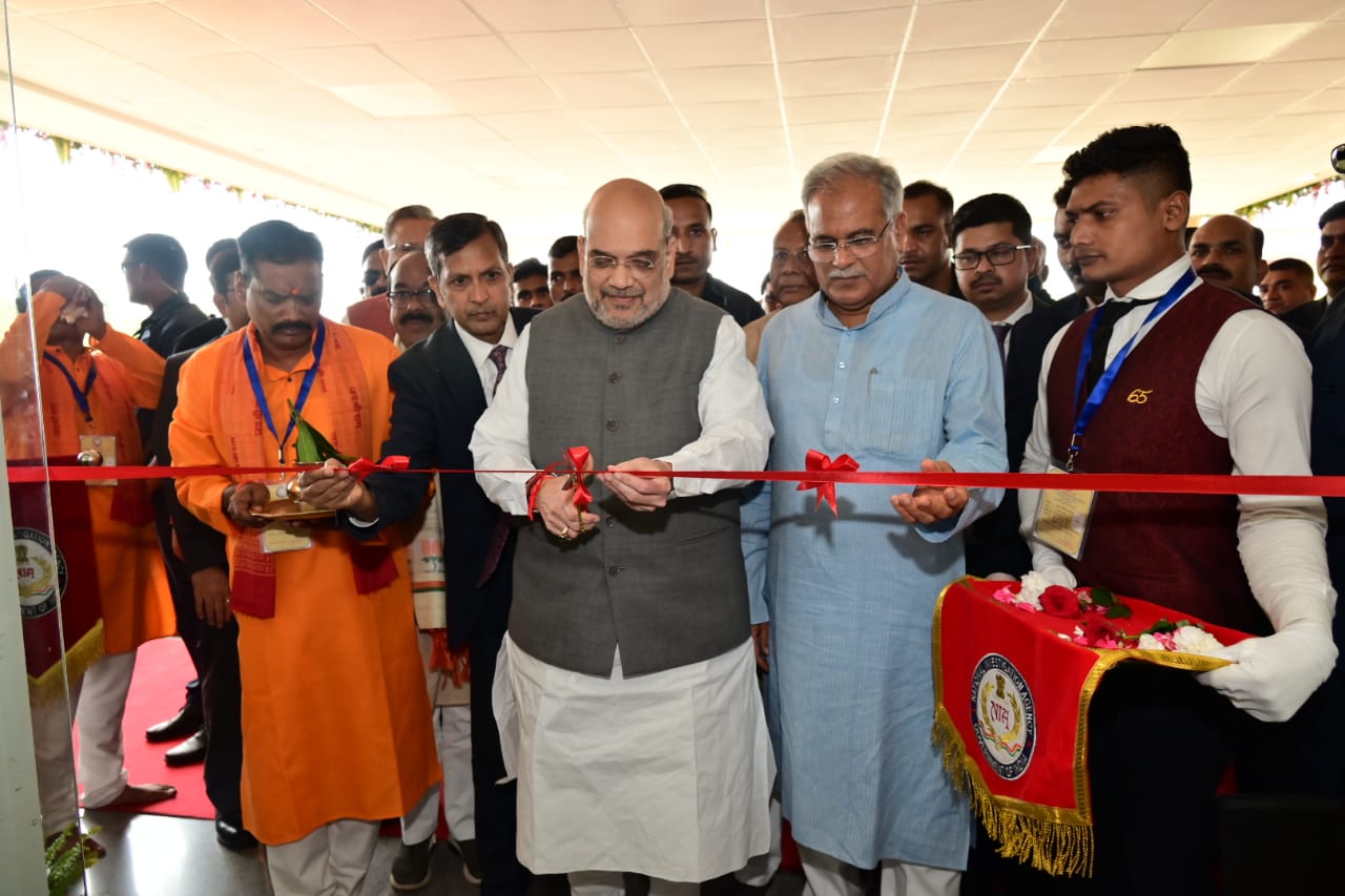 नवा रायपुर स्थित NIA के नए भवन का फीता काटते केंद्रीय गृह मंत्री।