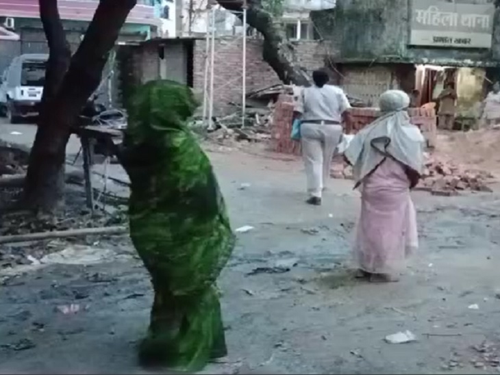 पीड़िता की मां को गांव के ही एक शख्स ने फोन पर जानकारी दी कि आपकी बेटी स्कूल में बेहोश पड़ी है।