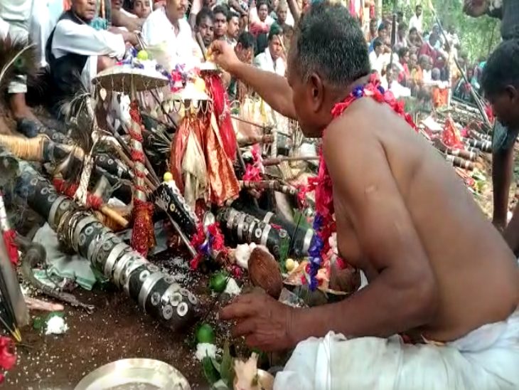 देवी-देवताओं को भी मिलती है सजा।