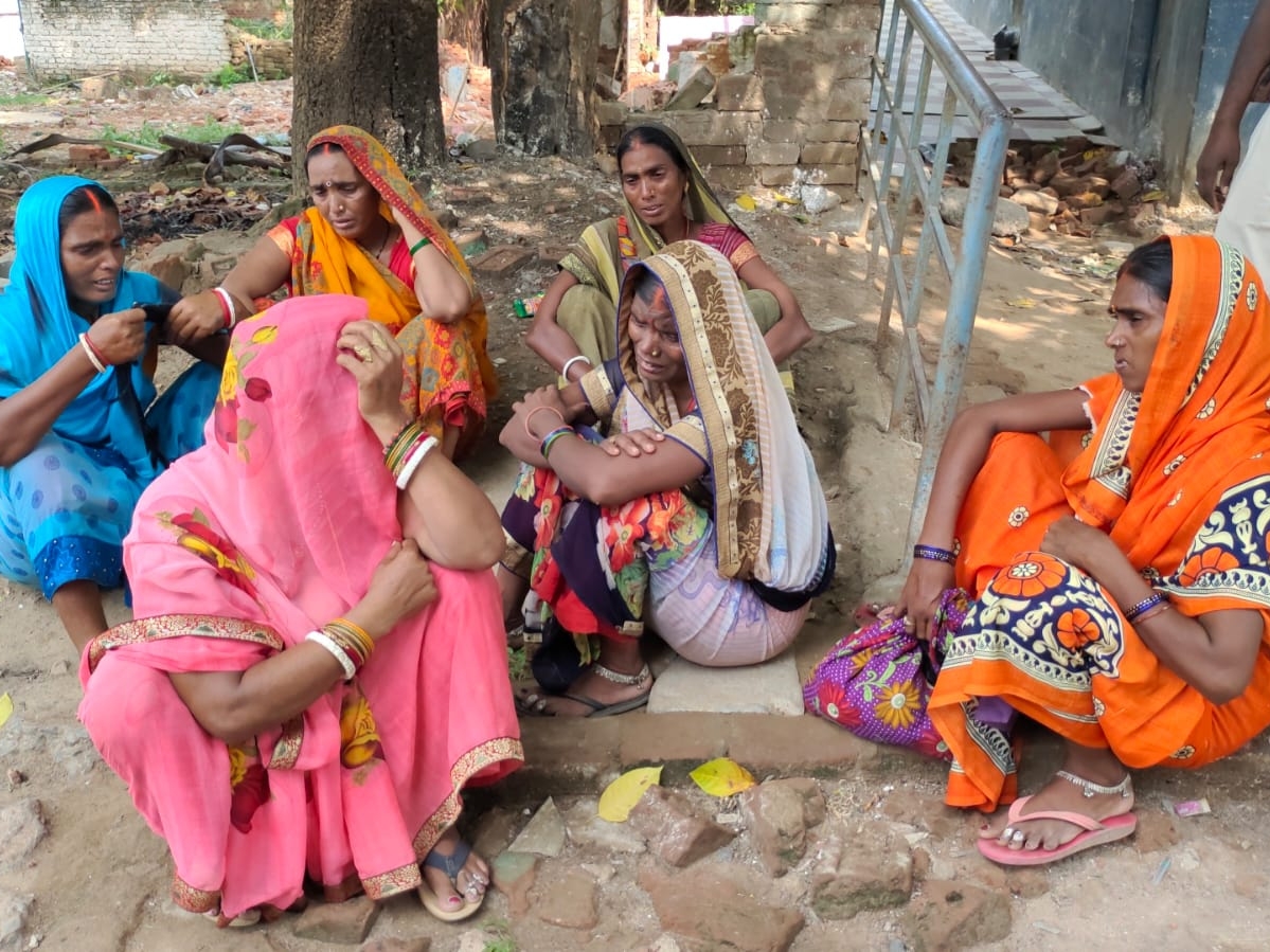 जानकारी मिलने के बाद रोते बिलखते परिजन।