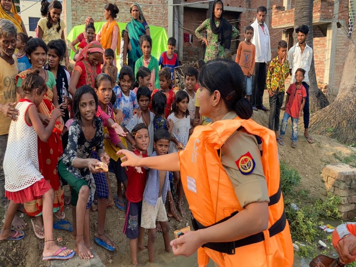 The police are also making efforts at their level to help the people trapped in the flood affected areas. Varuna Zone DCP Aarti Singh distributed biscuits, milk and water bottles.