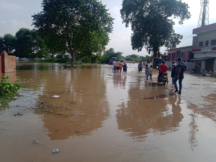 This picture is from Kanpur. Kanpur-Banda road has been closed due to rise in Ganga water level.