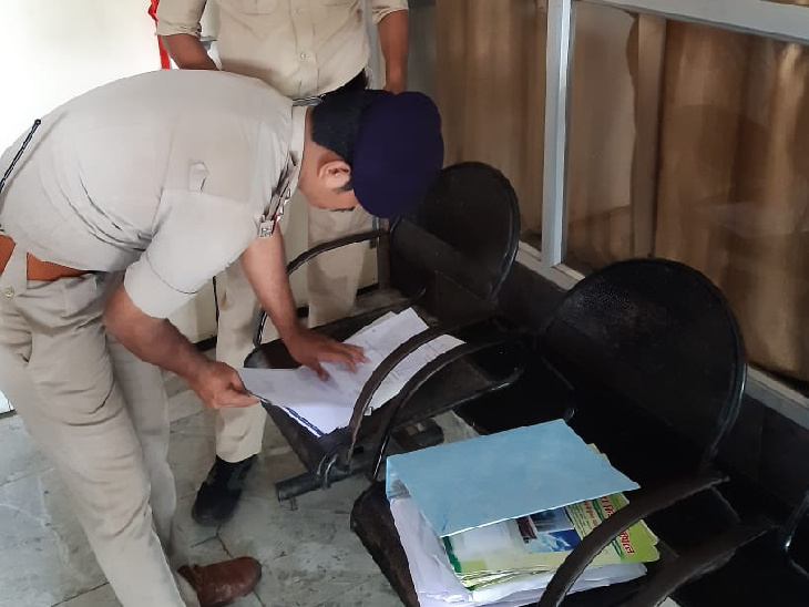 होटल और हॉस्पिटल के दस्तावेज जांच करते हुए अधिकारी।