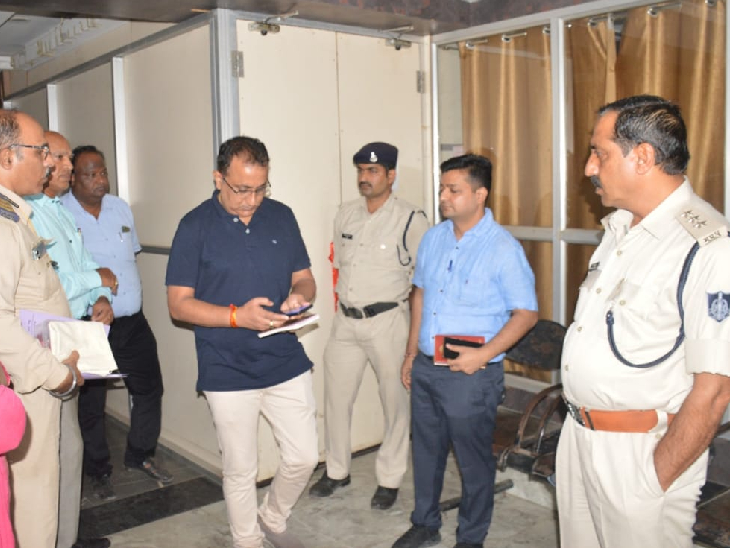 कार्रवाई के दौरान अपर कलेक्टर सहित आला अधिकारी मौजूद।