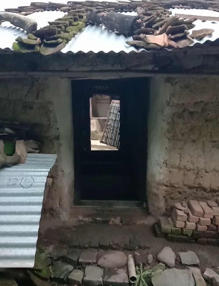 Both father and daughter lived in this kutcha house. The father said: everything is daughter to me.