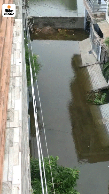 This picture is from a Sunday morning in Prayagraj. Here the water has entered people's houses. Because of this, people are forced to live on rooftops.