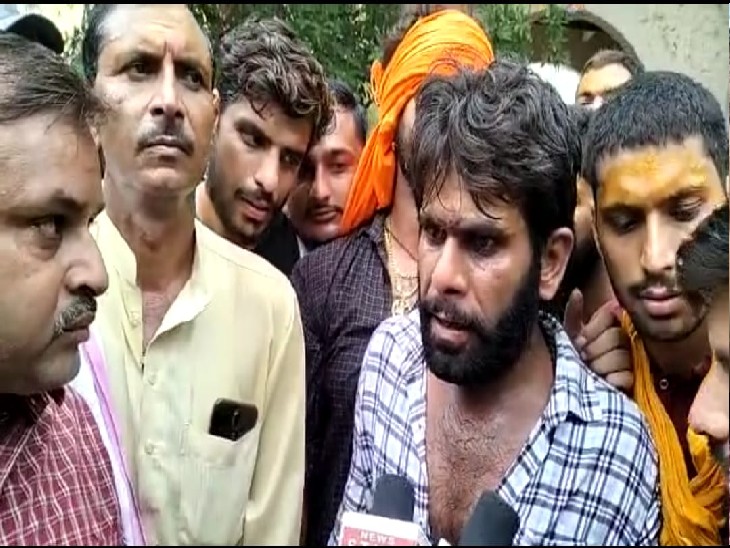 प्रीतम लोधी के खिलाफ बोलते ब्राह्मण प्रतिनिधि