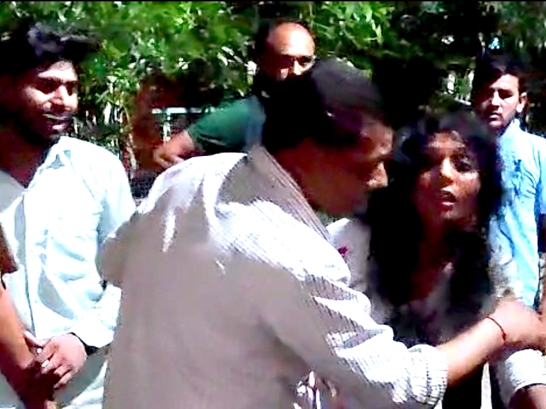 परिजनों ने किया जमकर हंगामा, स्वास्थ्य सिस्टम पर लगाए गंभीर आरोप | Families created a ruckus, made serious allegations against the health system - Dainik Bhaskar