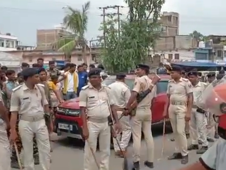 पुलिस ने कार का जब्त कर लिया।