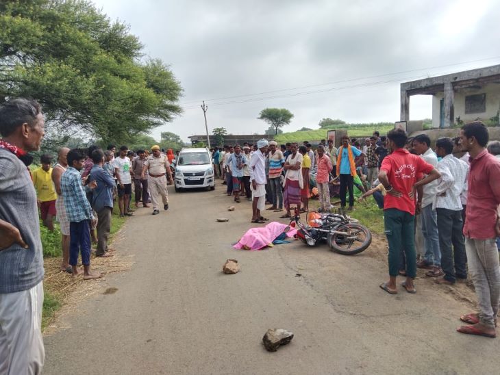 दुर्घटना स्थल पर जुटी भीड़ और बाधित यातायात।