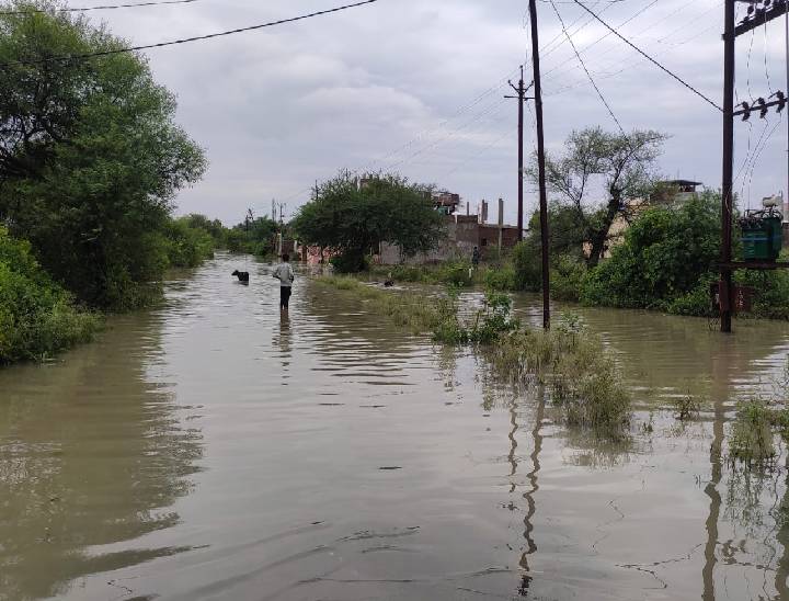 कलियासोत नदी उफान पर आने से घरों में पानी भर गया। दोनों ओर से रास्ता भी बंद हो गया। इस कारण गांव टापू बन गया था।