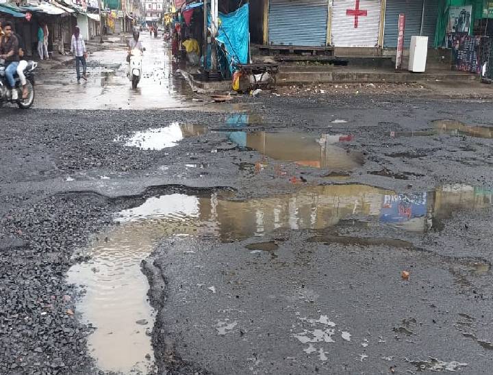 कोलार रोड बारिश की वजह से पूरी तरह से उखड़ गया है। इसके सुधार के लिए पीडब्ल्यूडी ने नगर निगम को लैटर लिखा है।