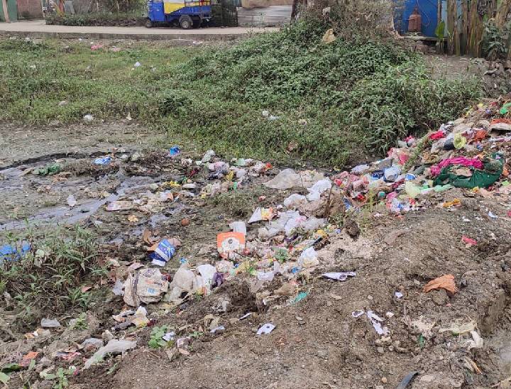 बारिश के बाद समरधा टोला गांव में जगह-जगह गंदगी पसर गई है। इससे बीमारियां फैलने लगी हैं। बच्चे बीमार हो रहे हैं।