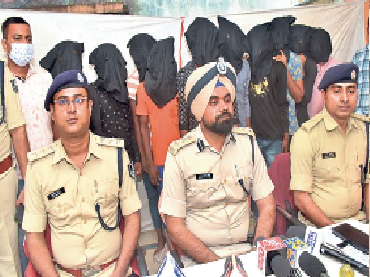 पटना सिटी के दीदारगंज स्थित शोरूम में डाका मामले में गिरफ्तार अपराधियों के साथ एसएसपी मानवजीत सिंह ढिल्लो। उनके पास से 3 देसी पिस्टल, 6 कारतूस, 3 चाकू और 2.13 लाख कैश बरामद किया गया। - Dainik Bhaskar