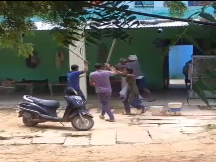 पड़ोसियों ने बुजुर्ग की आने-जाने की जगह पर कब्जा कर लिया था। उसने जब इसका विरोध किया तो सभी ने मिलकर लाठी-डंडों से हमला कर दिया।