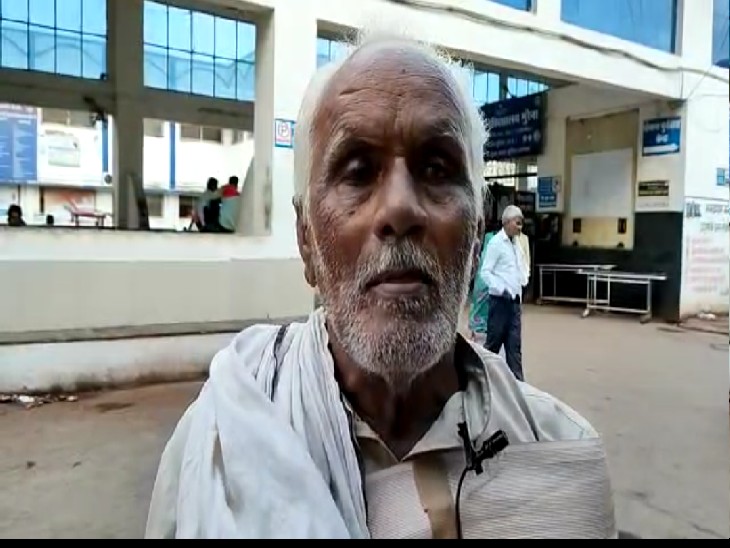 बुजुर्ग रामजीलाल को जौरा सामुदायिक स्वास्थ्य केन्द्र में इलाज नहीं मिला तो वह निजी अस्पताल पहुंचा। यहां उसकी कंधे की हड्डी टूटी निकली।