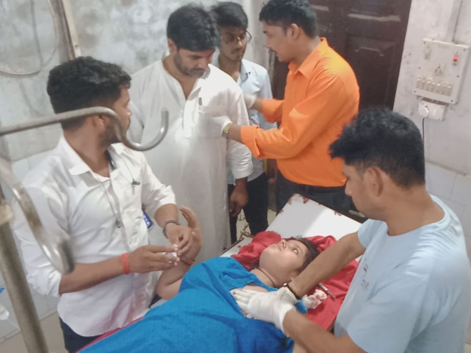 महिला का इलाज चल रहा है।