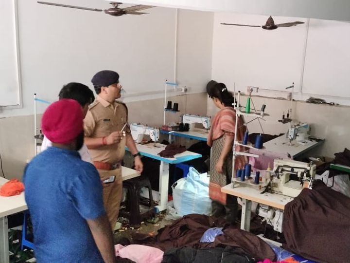 School backpacks are being made in Bahraich from tricolor fabric. He is lining his pants.