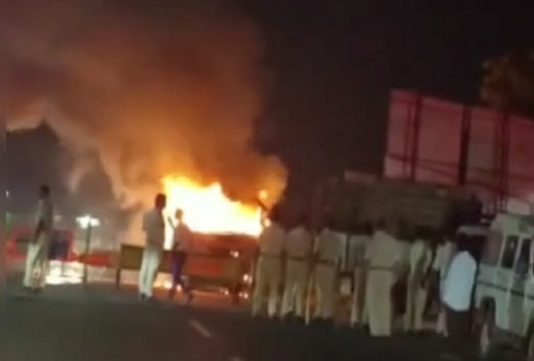 युवती की मौत से गुस्साए लोगों ने बस को फूंक दिया।