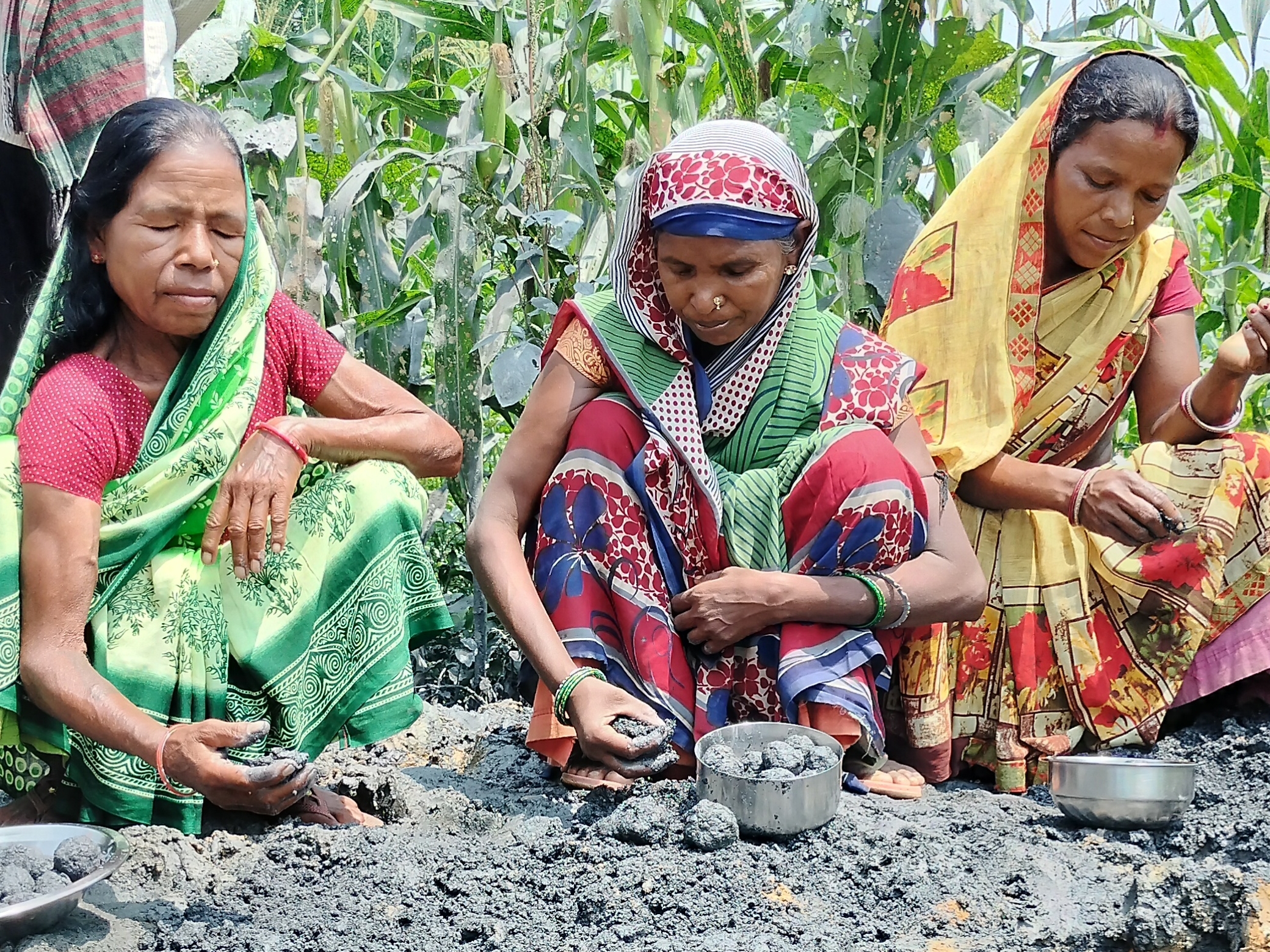 गांव की महिलाएं चूल्हे में जलावन के रूप में उपयोग करने के लिए बोरिंग से निकले कोयले के अंश का छोटा-छोटा टुकड़ा बनाने लगी।