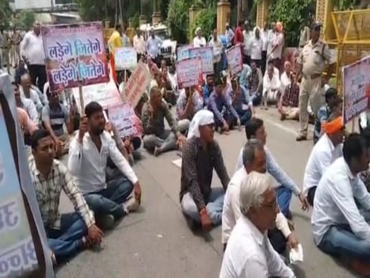 तख्यियों के साथ प्रदर्शन।