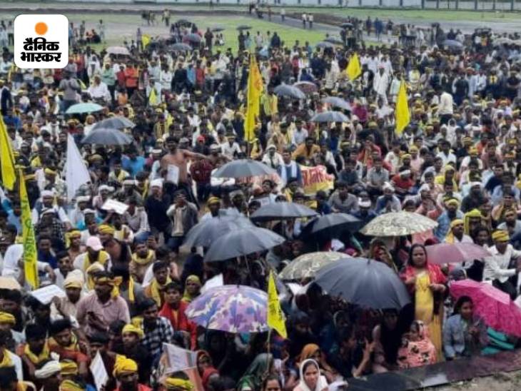 आदिवासी संगठन जयस और दूसरे सामाजिक संगठनों ने बीते दिनों निवेश क्षेत्र को लेकर रतलाम में बड़ी रैली कर प्रदर्शन किया था। बारिश के बीच बड़ी संख्या में इन संगठनों के कार्यकर्ता और ग्रामीण जिला मुख्यालय पहुंचे थे। प्रदर्शन के बाद कलेक्टर नरेंद्र सूर्यवंशी को ज्ञापन सौंपकर निवेश क्षेत्र निरस्त करने की मांग की थी। वहीं, निरस्त नहीं करने पर विधानसभा का घेराव करने की चेतावनी भी आदिवासी संगठनों ने दी थी।