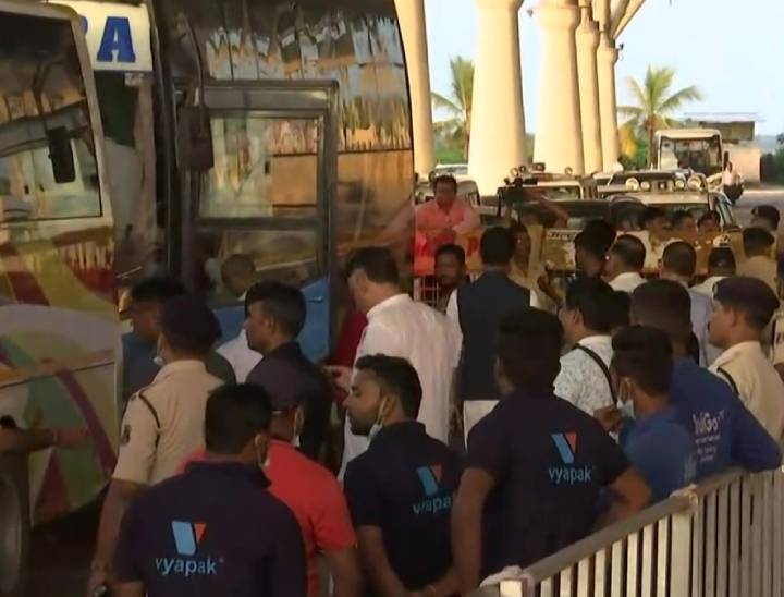 एयरपोर्ट से 3 बसों में बिठाकर विधायकों को रिसॉर्ट लाया गया।