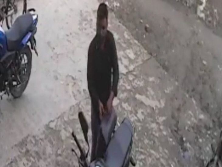 देखिए, बाइक की डिक्की से रुपए निकालते शातिर की करतूत: CCTV में कैद हुई घटना, कैफे संचालक के उड़ाए थे एक लाख रुपए – Bharat News India