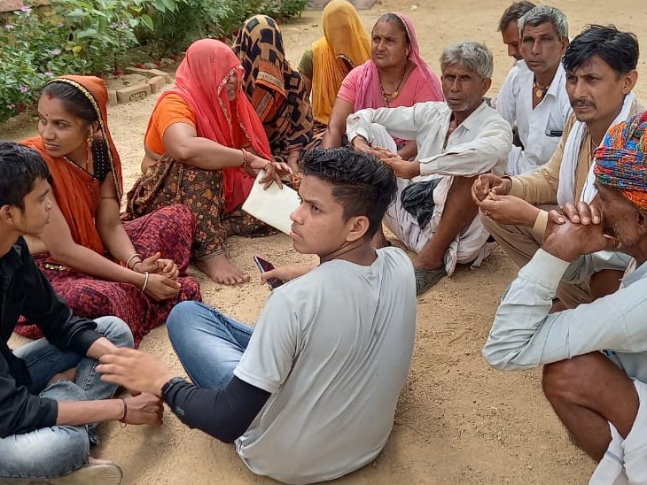 मैना की मौत के बाद ग्रामीणों का आक्रोश बढ़ता जा रहा है। आठ दिन बीतने पर भी पुलिस कार्रवाई नहीं होने पर ग्रामीणों ने 27 अगस्त और 30 अगस्त को कस्बे को बंद रखा था। उन्होंने थाने का घेराव करते हुए विरोध प्रदर्शन किया।