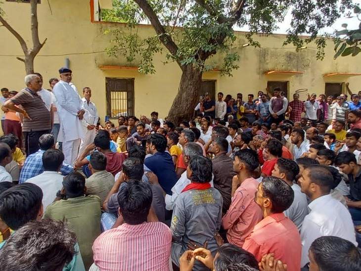 मैना को न्याय दिलवाने के लिए ग्रामीण थाने का घेराव करने के साथ लगातार पुलिस अधिकारियों से मिल रहे हैं।