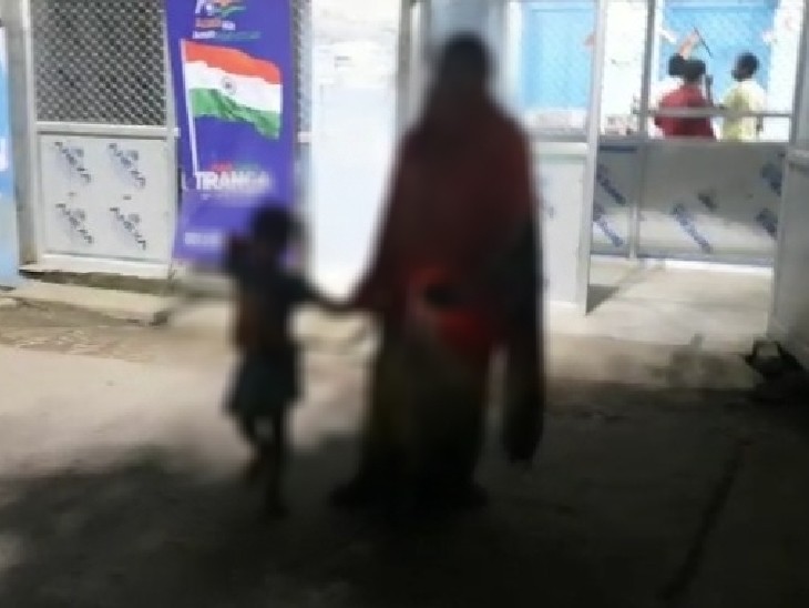 घर में अकेली थी बच्ची, इसी का फायदा आरोपी ने उठाया।