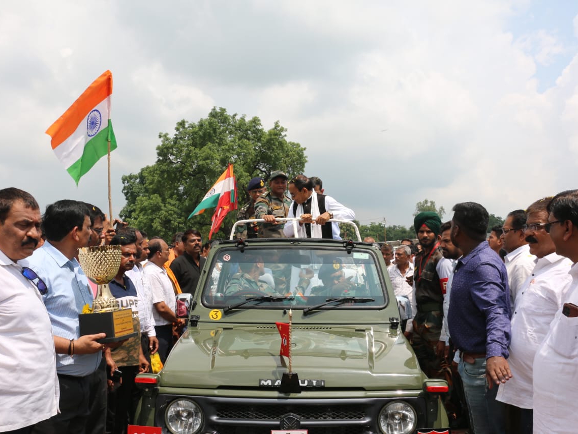 पुल के लोकार्पण के समय मौजूद कलेक्टर, विधायक, सेना के अफसर और जवान।